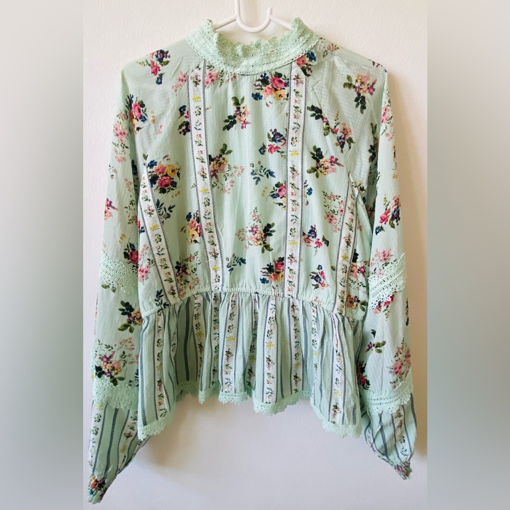 NWOT Amour floral lace blouse in a mint green color L - Picture 2 of 5